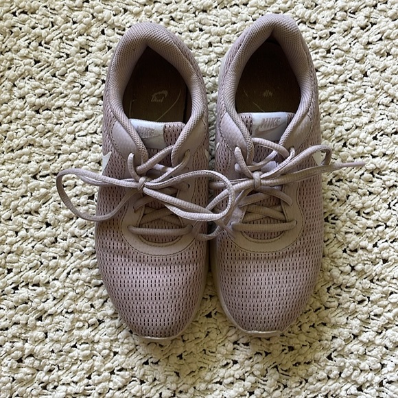 🏃🏼‍♀️ Nike Tanjun Sneakers 🏃🏼‍♀️ - Picture 3 of 10